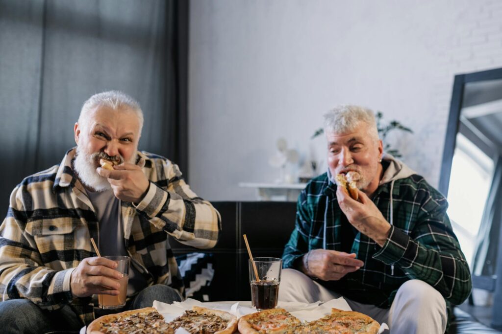 hombres comiendo